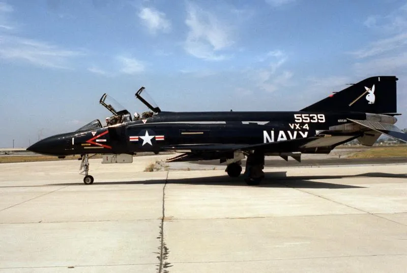 /img/52034-diecast-f4-phantom-display.webp