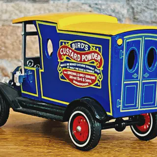 /img/52037-model-t-diecast-car-cleaning.webp