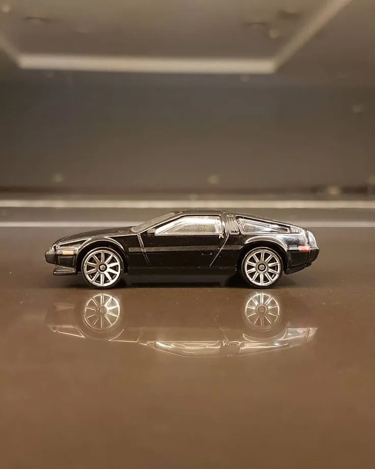 /img/52077-hot-wheels-delorean-display.webp