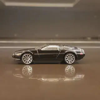 /img/52077-hot-wheels-delorean-display.webp