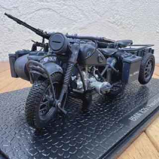 /img/52081-cleaning-military-diecast-model.webp