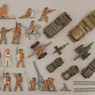 /img/52088-diecast-soldier-collection-display.webp