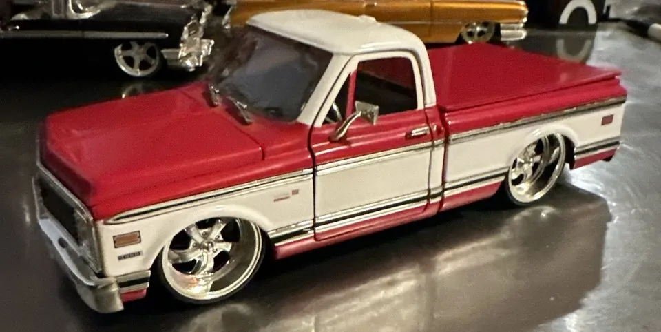 /img/52100-diecast-truck-collection-display.webp