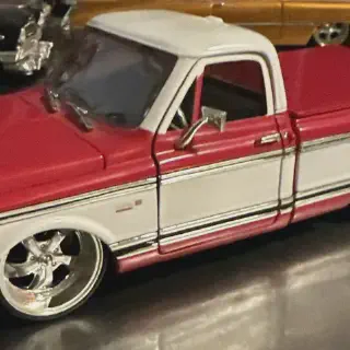 /img/52100-diecast-truck-collection-display.webp