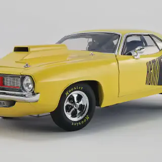 /img/52103-family-collecting-diecast-cars.webp