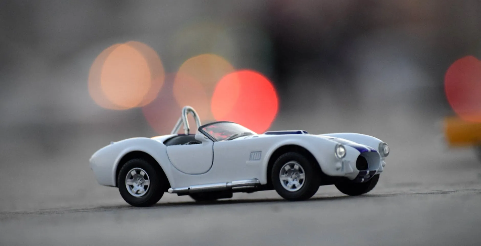 /img/52110-shipping-diecast-car.webp