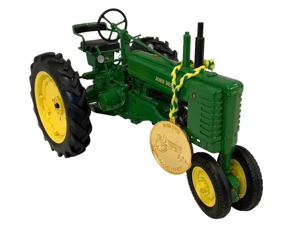 52158 john deere model b diecast close up