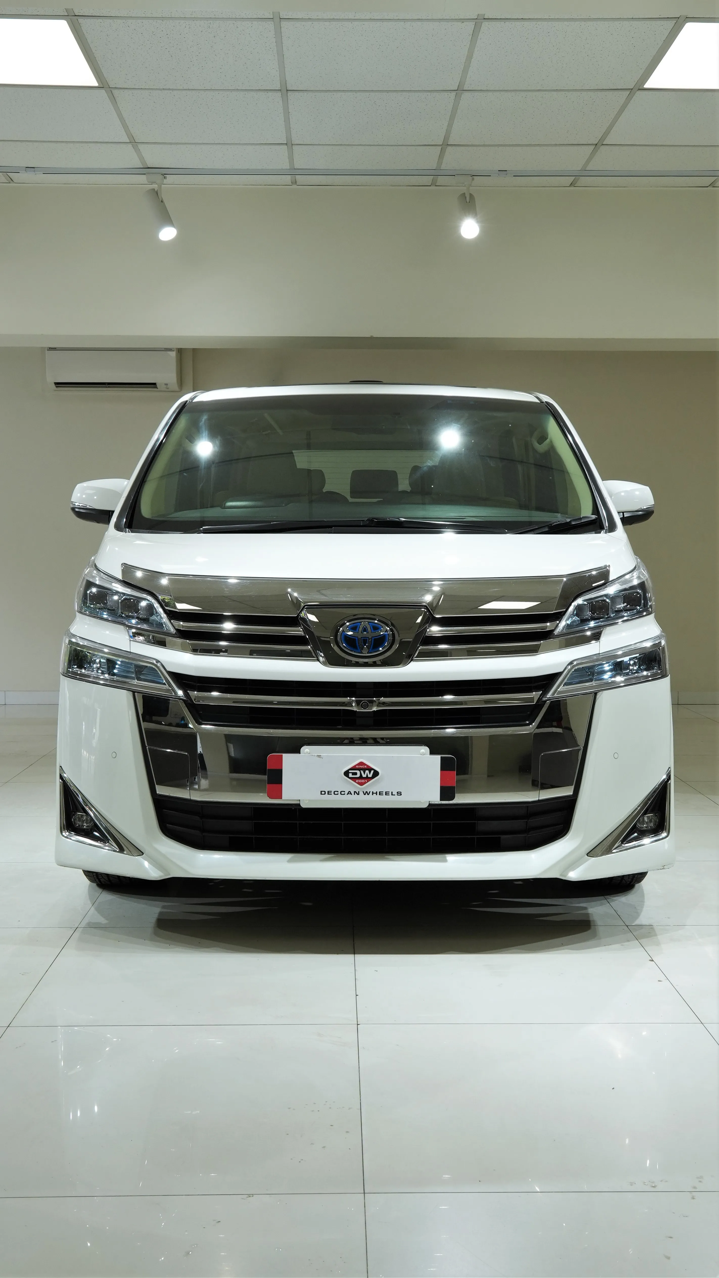 /img/52171-vellfire-diecast-car-collection-display.webp
