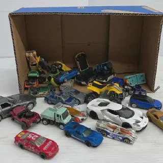 /img/52181-displaying-diecast-cars.webp