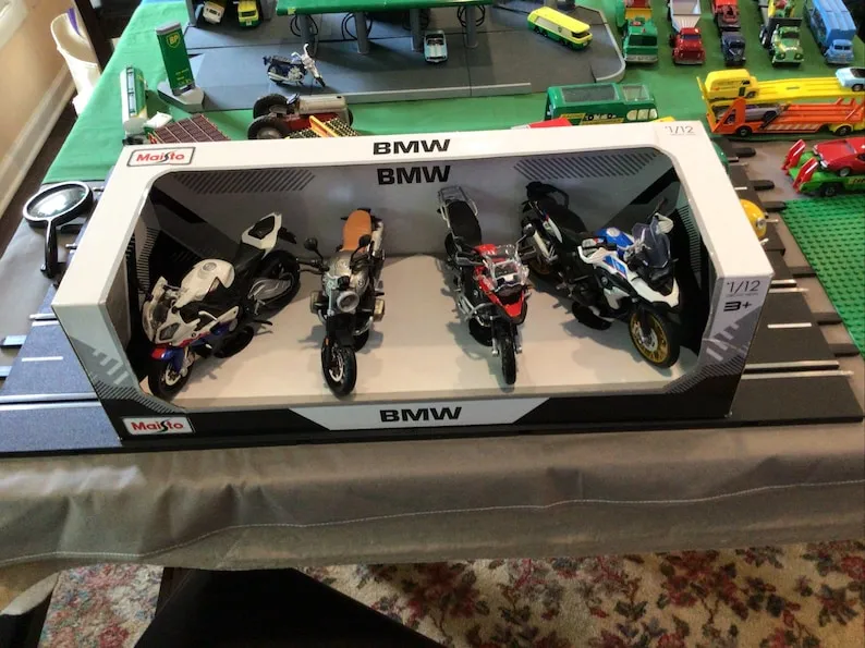 /img/52184-cleaning-diecast-models.webp
