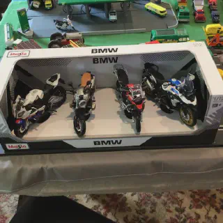 /img/52184-cleaning-diecast-models.webp