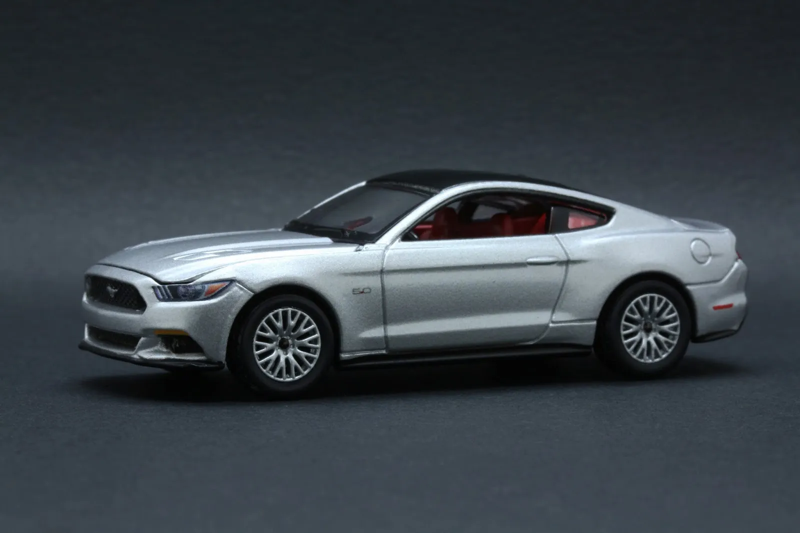 /img/52205-mustang-diecast-close-up.webp