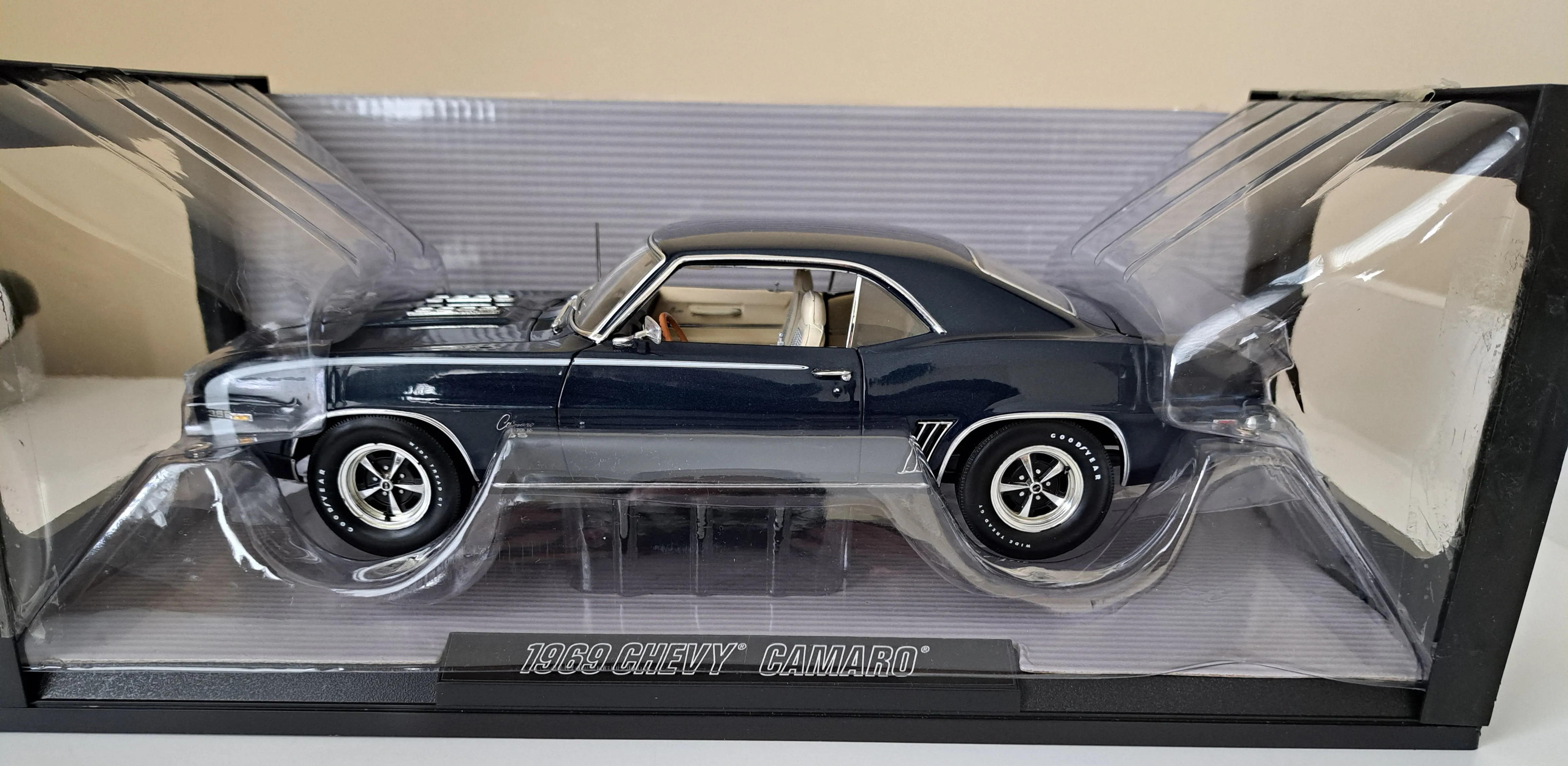 52232 diecast car unboxing damaged car