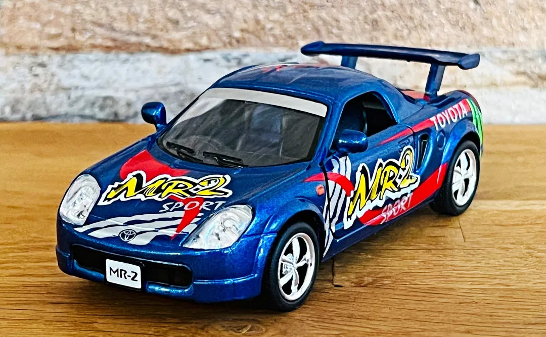 /img/52237-diecast-model-car-cleaning.webp