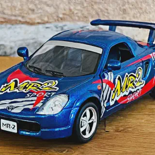 /img/52237-diecast-model-car-cleaning.webp