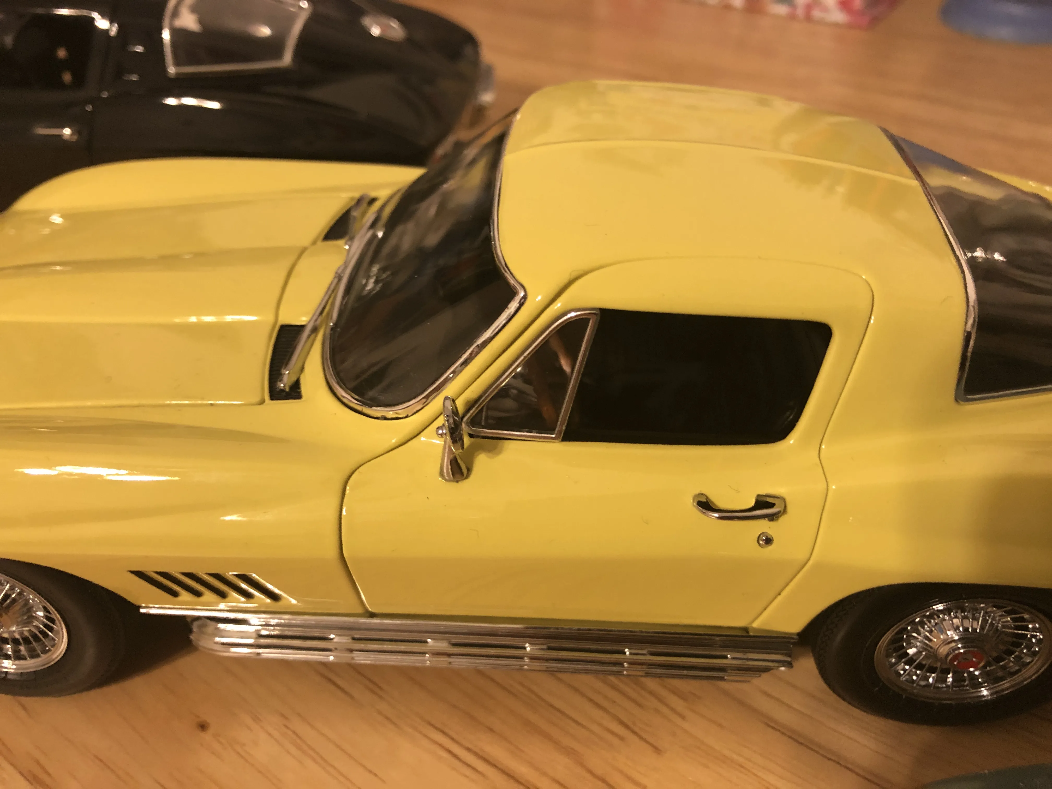 /img/52277-diecast-model-display.webp