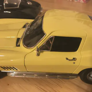 /img/52277-diecast-model-display.webp