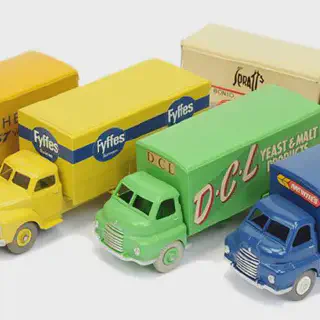 /img/52297-diecast-car-display.webp