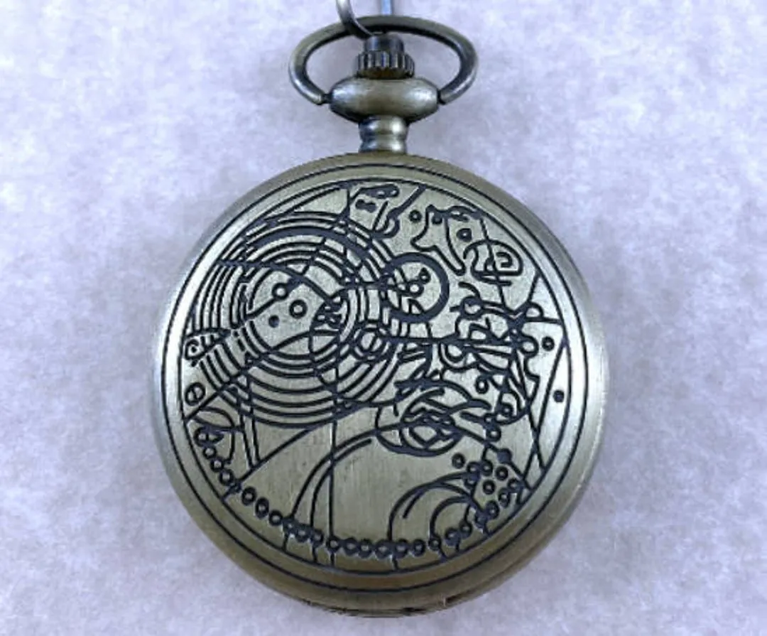 /img/52318-doctor-who-pocket-watch-display.webp