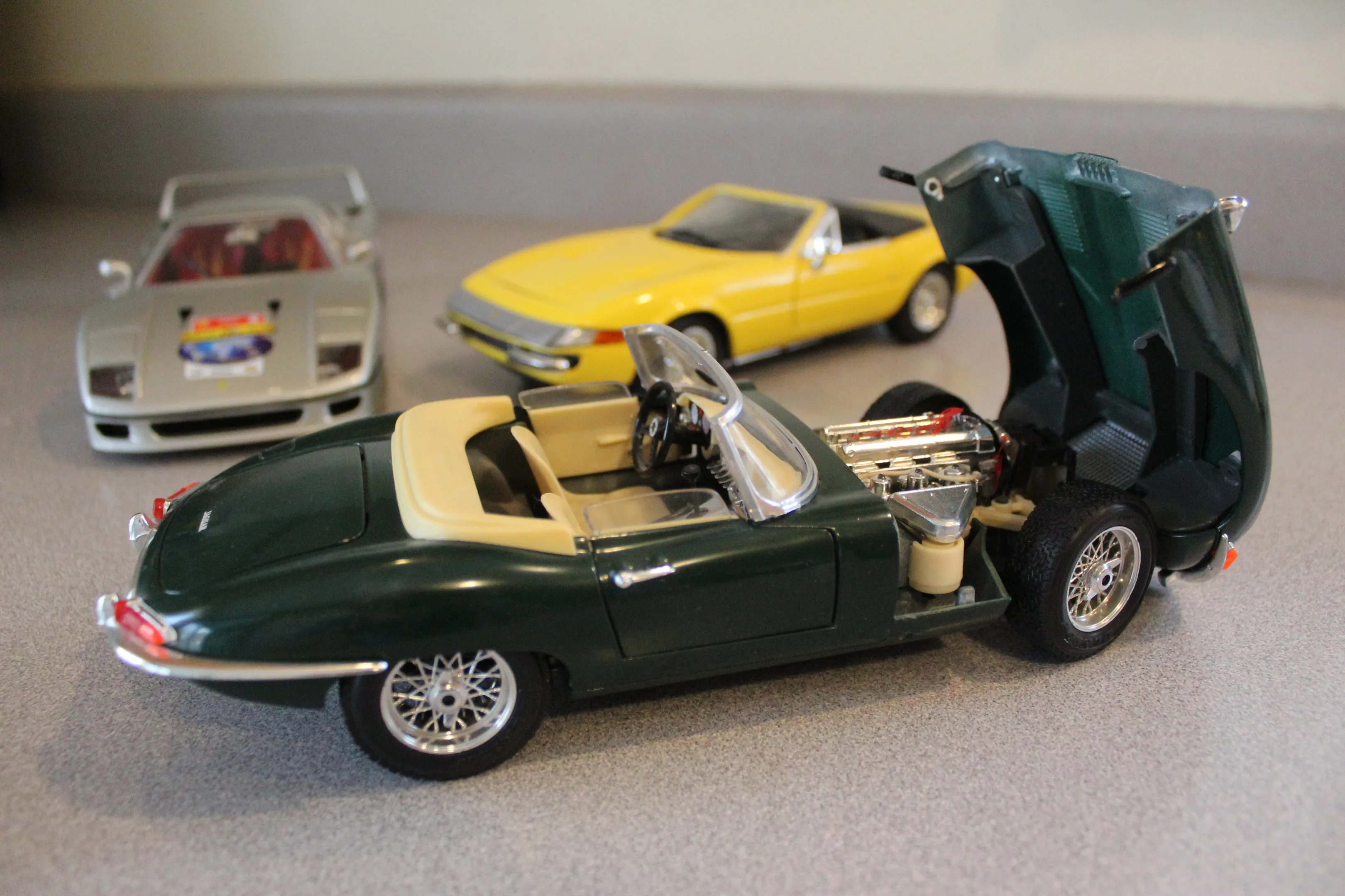 /img/52345-holden-diecast-display.webp