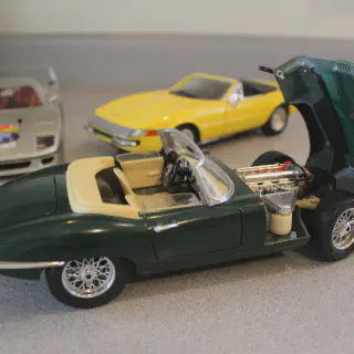 /img/52345-holden-diecast-display.webp