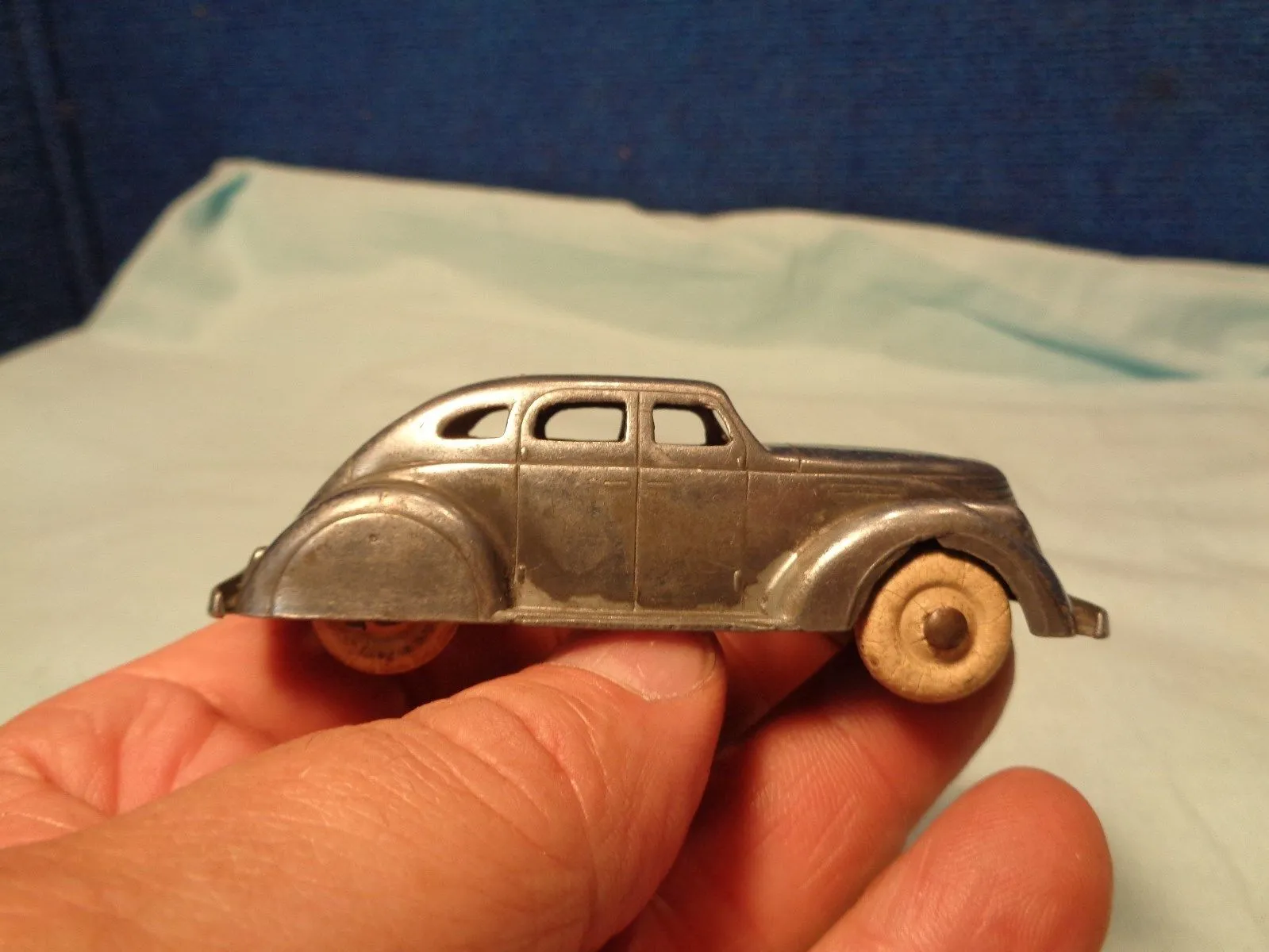 52372 old diecast toy car 3